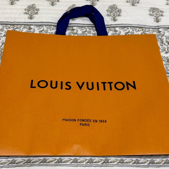 LOUIS VUITTON GIFT BAG - Picture 1 of 2